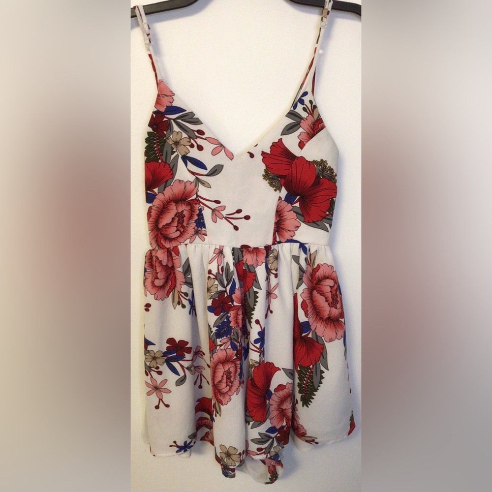 Haute Rogue white red Floral sleeveless Romper Size large